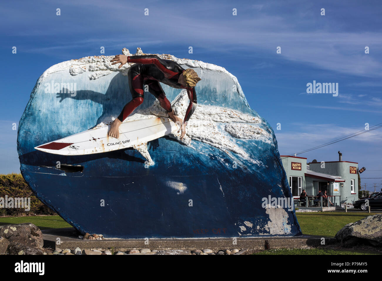 Surfen Skulptur an Colac Bay, Southland, Neuseeland Stockfoto