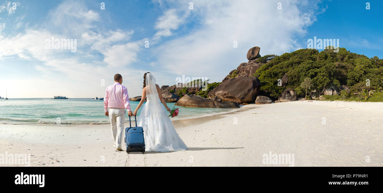 Happy neu verheiratete Paare in den Flitterwochen, die auf Sun Sandstrand in Thailand Stockfoto