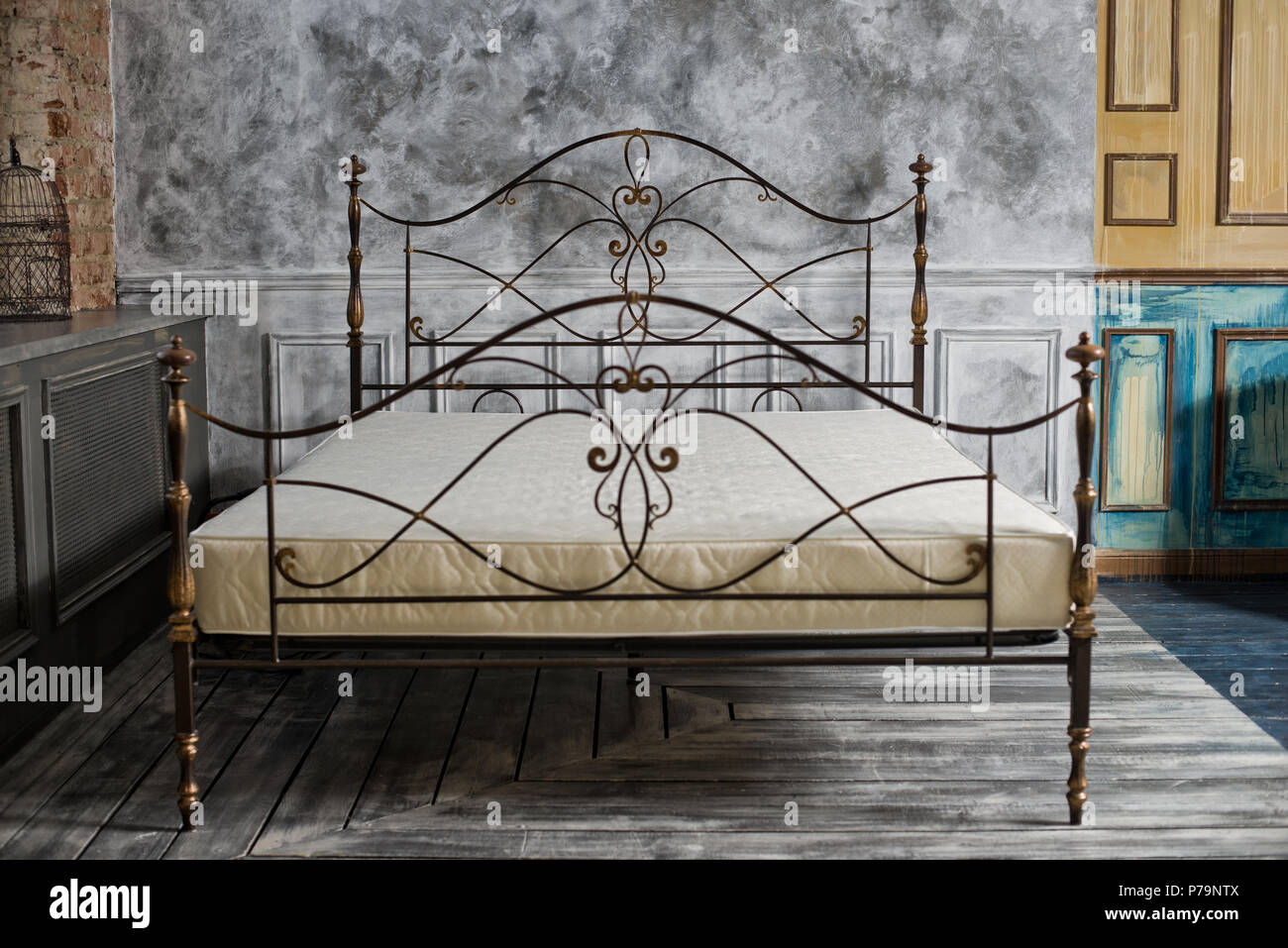 1 Doppelbett mit Matratze im Schlafzimmer, horizontale Foto Stockfoto