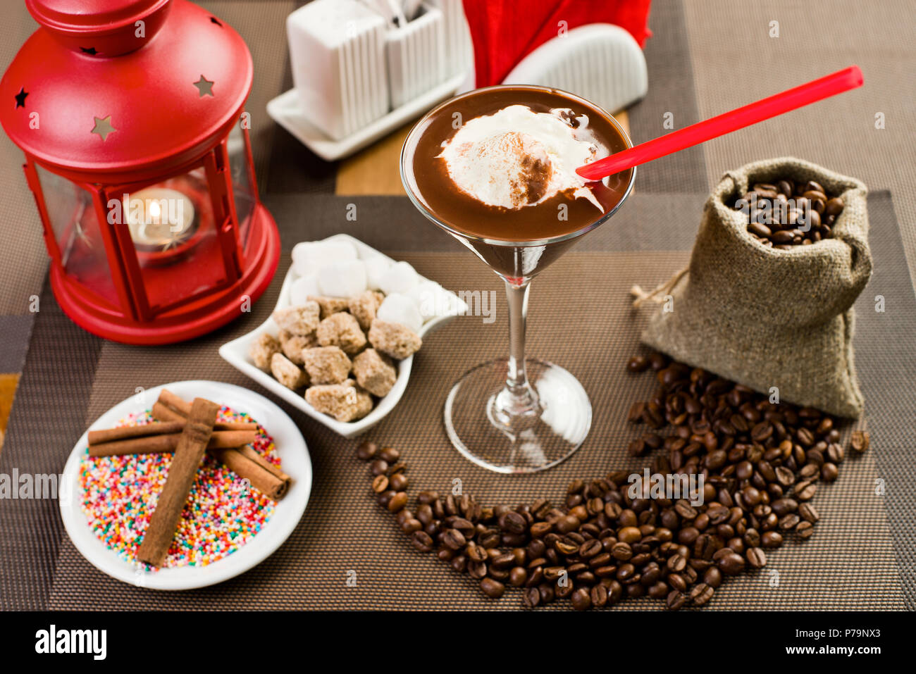 Glas mit Kaffee mit Eis, am Tisch in Coffee House, in der Nähe Stockfoto