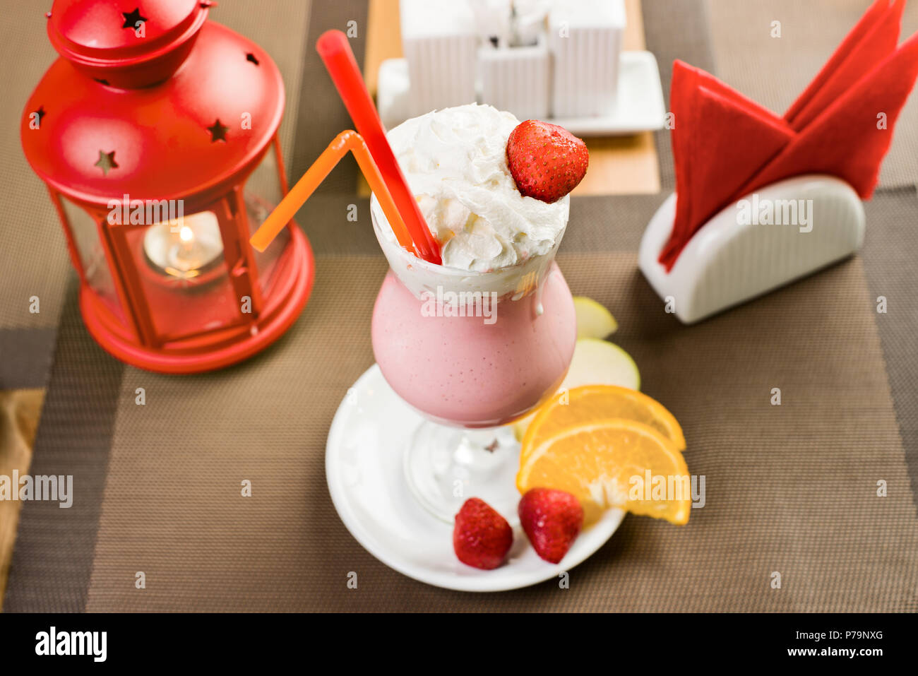 Glas mit Erdbeer-milchshake, am Tisch im Restaurant Stockfoto