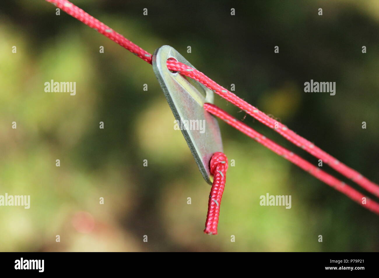 Rote zelt Seil mit Einsteller das Seil zu spannen Stockfotografie - Alamy