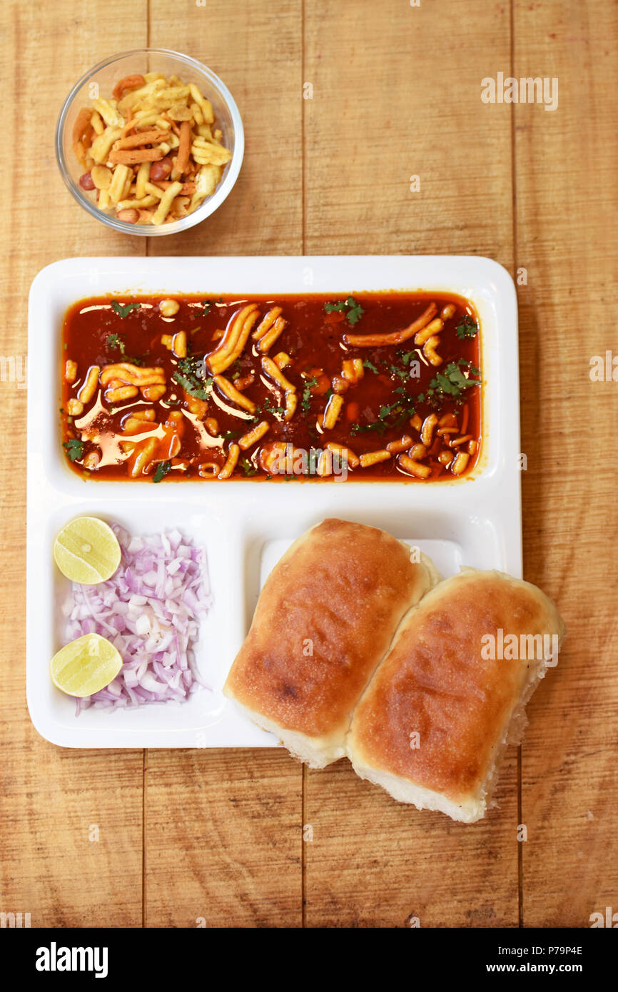 Indisch lecker "Misal Pav" mit Zwiebel und Koriander auf Curry-Weizenbrot Stockfoto