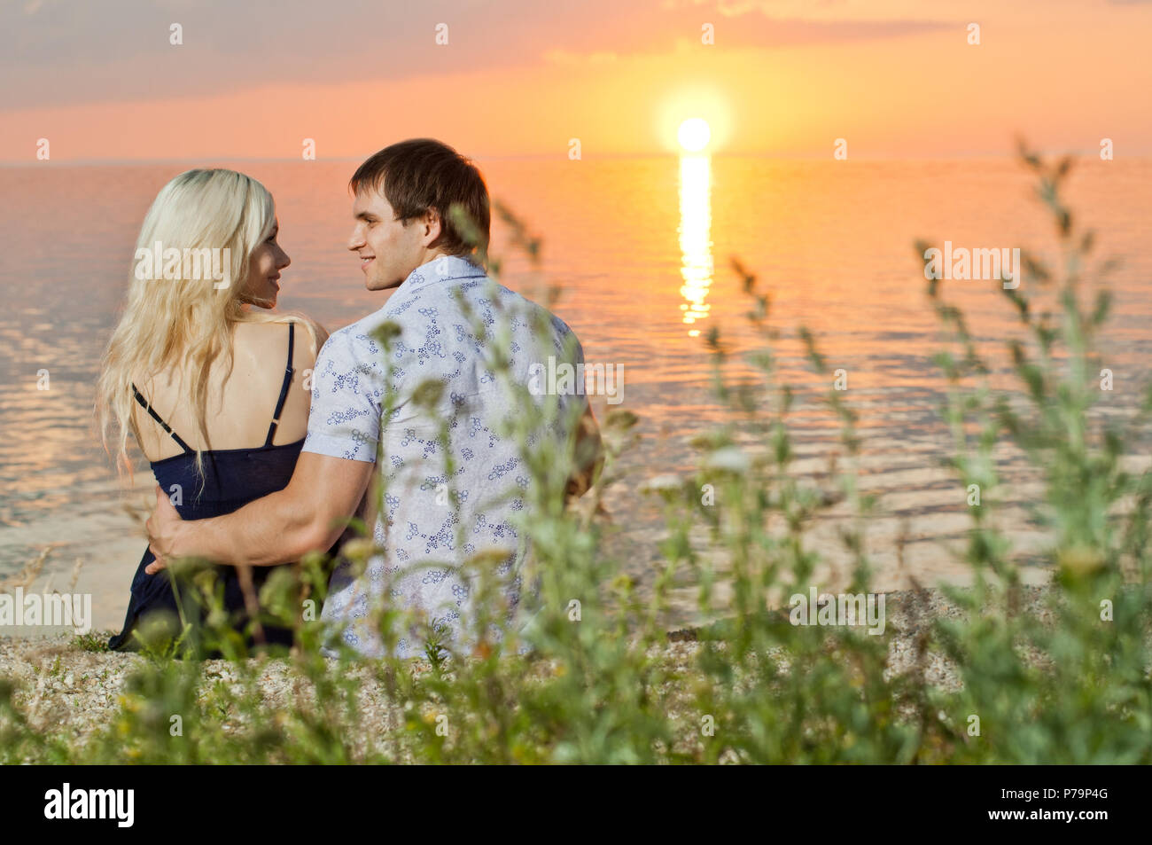 Horizontale Foto das glückliche Paar, outdoor auf Sonnenuntergang oder Sunrise Stockfoto