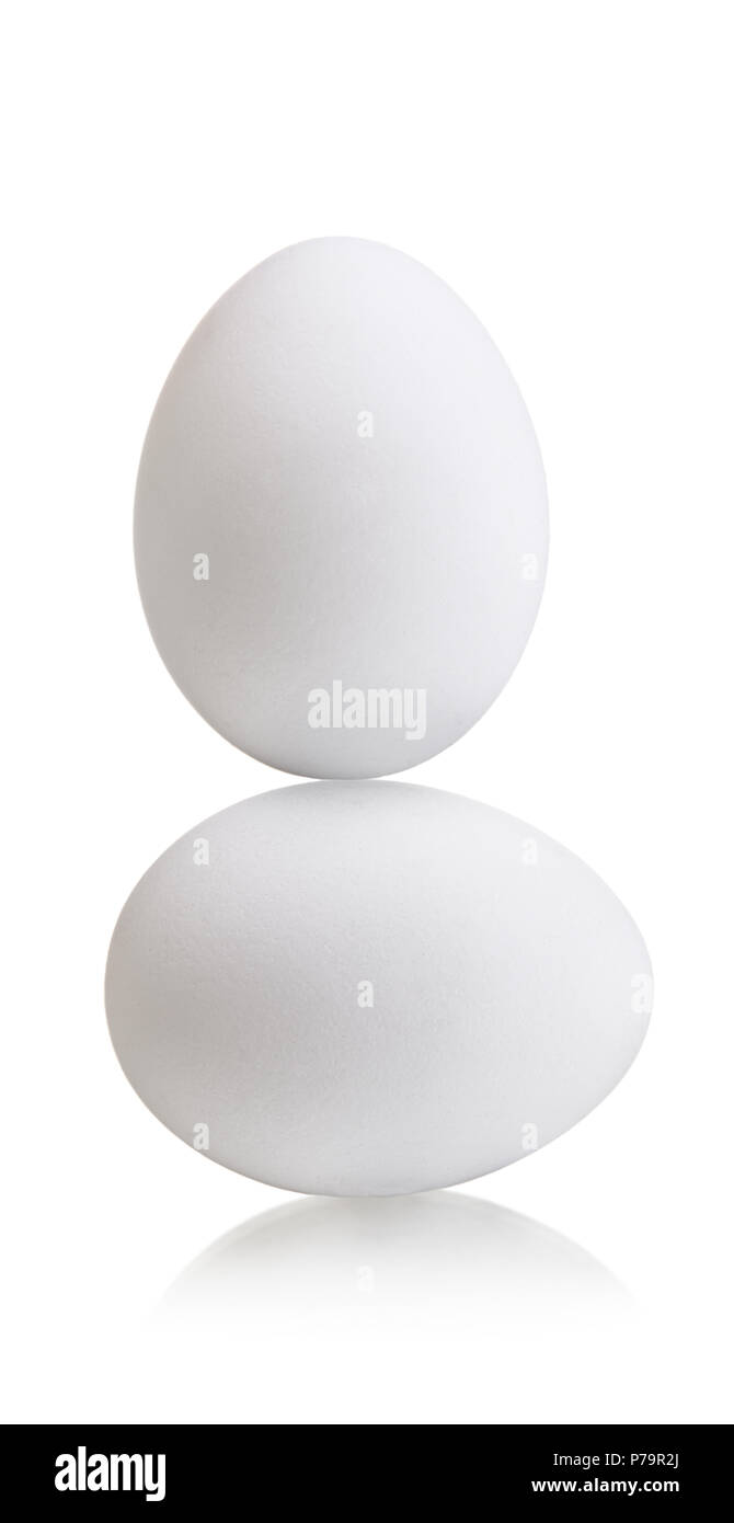Zwei weiße Eier auf weißem Hintergrund, isoliert, Konzept Balance Stockfoto
