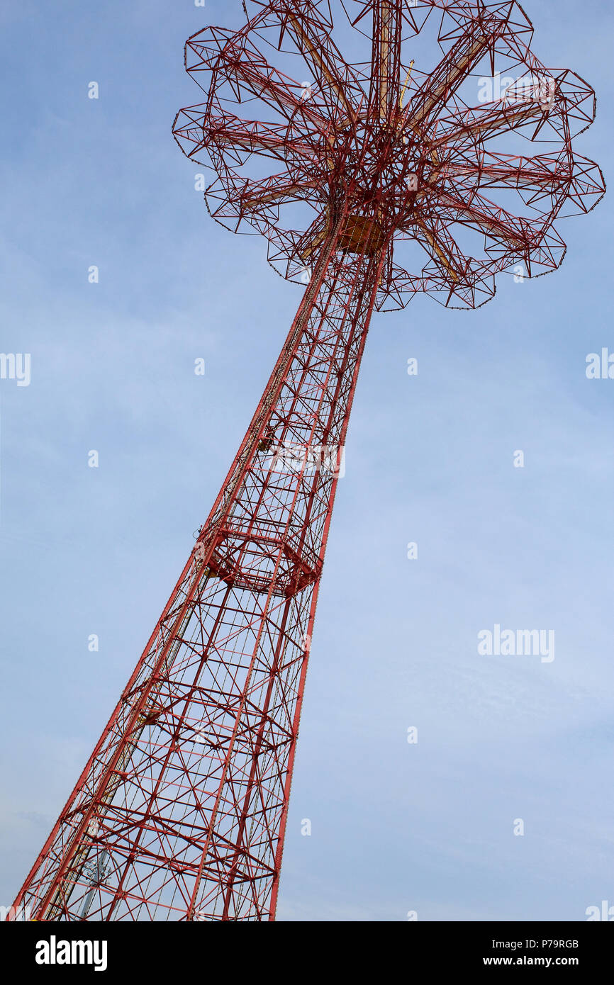NEW YORK, NY - 29. Juni: Stahl Struktur der ikonischen denkmalgeschützte Fallschirm springen, Brooklyn am Juni 29th, 2017 in New York, USA. (Foto Stockfoto