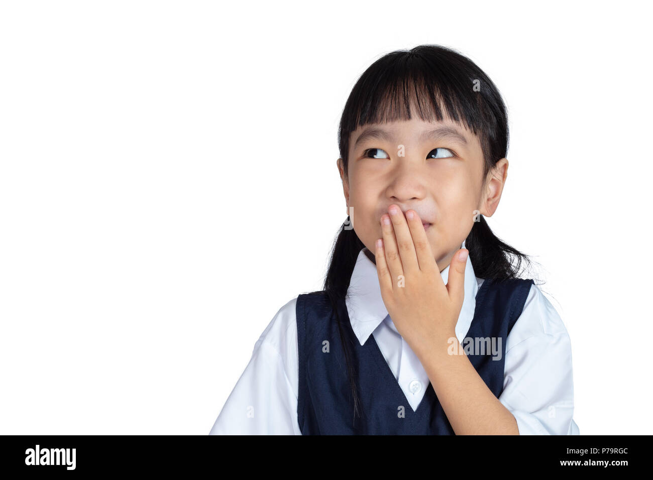 Asiatische chinesische Mädchen in Uniform lachen und über den Mund in isolierten weißen Hintergrund Stockfoto