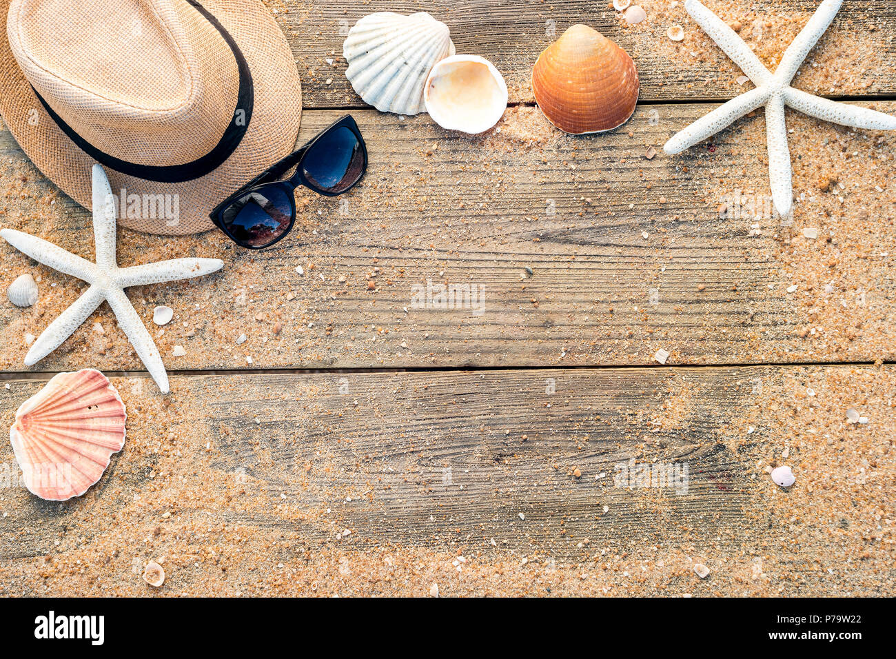 Sommer Zubehör, Hut, Muscheln und Sonnenbrille auf Holz- und Sandy Hintergrund Stockfoto
