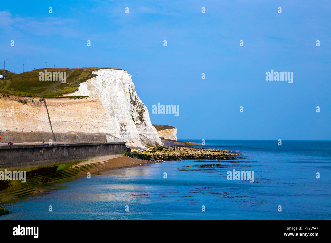 Das Meer und die weißen Felsen an der Küste in der Stadt von Saltdean, East Sussex, Großbritannien Stockfoto