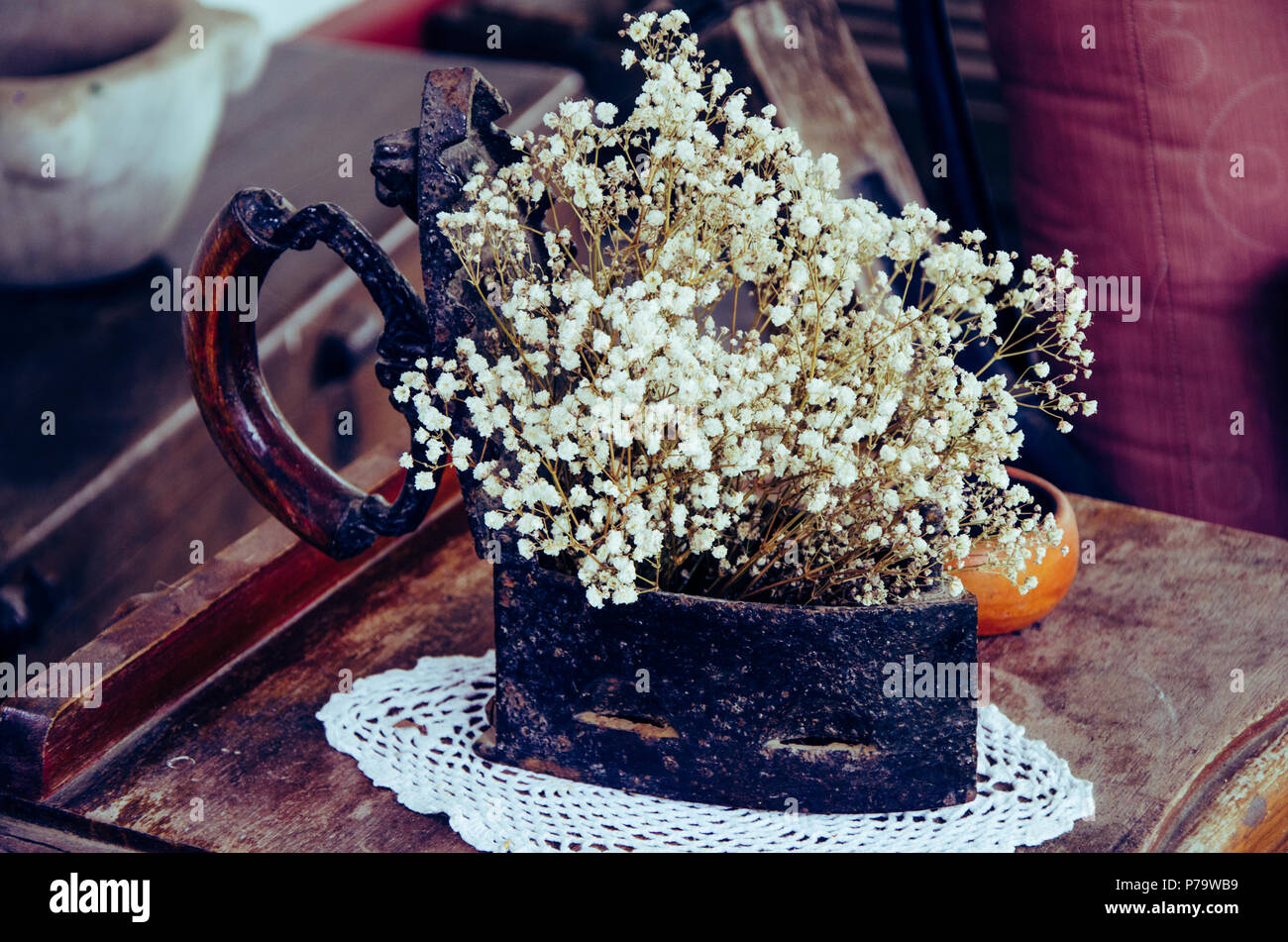 Antiquitäten. Altes Eisen, Kanne und Vase. Alte Sachen. Retro mit Blumen dekoriert Stockfoto
