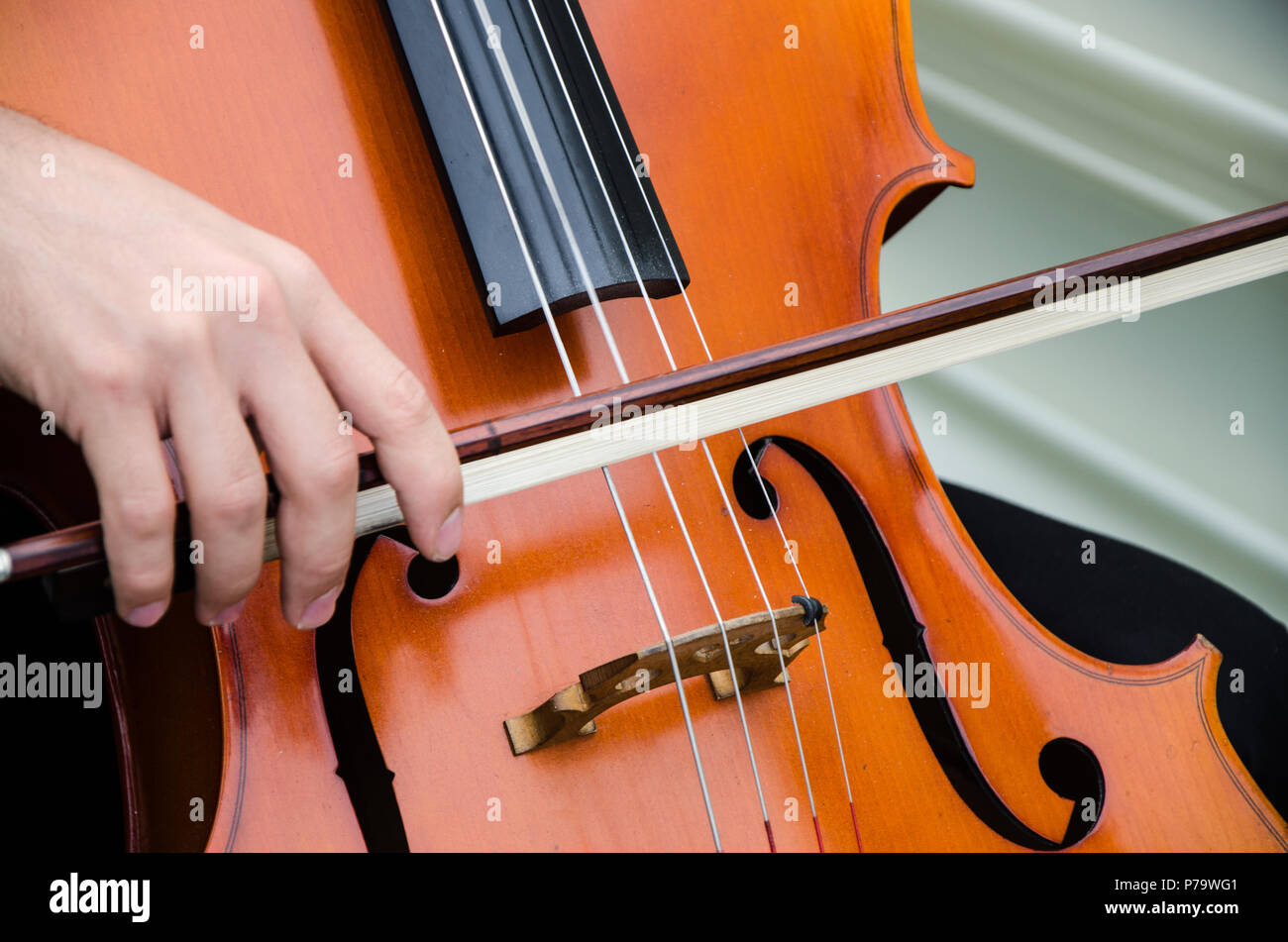 Kunst und Künstler. Junge eleganten Mann Geiger spielen Geige auf Schwarz. Klassische Musik. kleiner Junge Musikinstrument. Stockfoto