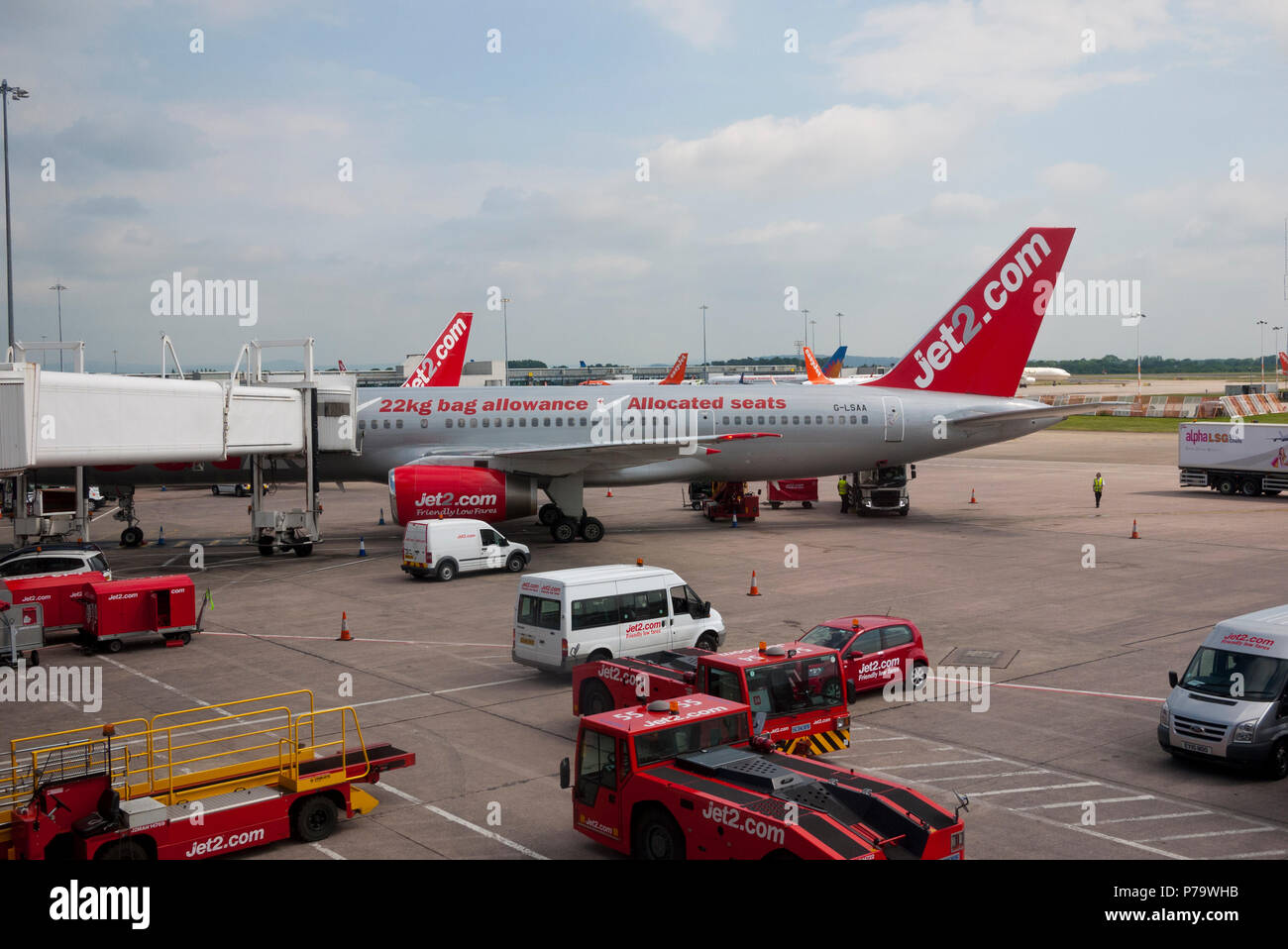 Geparkte Flugzeuge auf dem Flughafen Manchester, Manchester, England, UK. Stockfoto