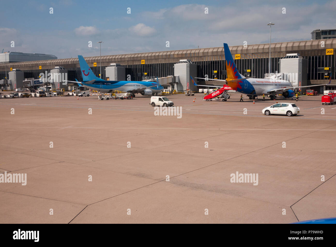 Geparkte Flugzeuge auf dem Flughafen Manchester, Manchester, England, UK. Stockfoto