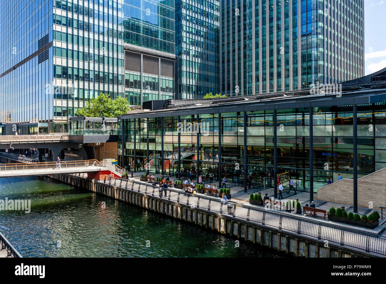 Sitzecke im Freien und Cafes, Canary Wharf, London, Großbritannien Stockfoto