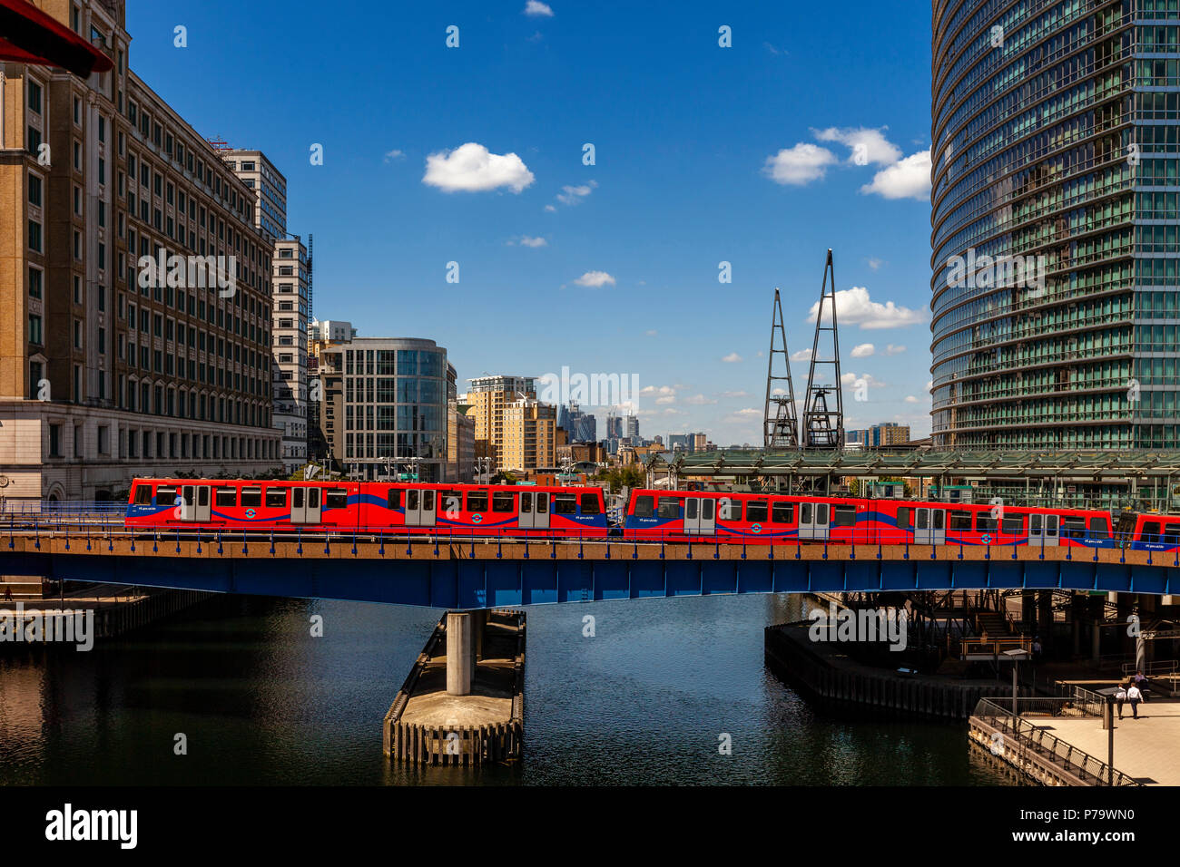 Die Docklands Light Railway Bahn Überquerung des Flusses am Canary Wharf, London, Großbritannien Stockfoto