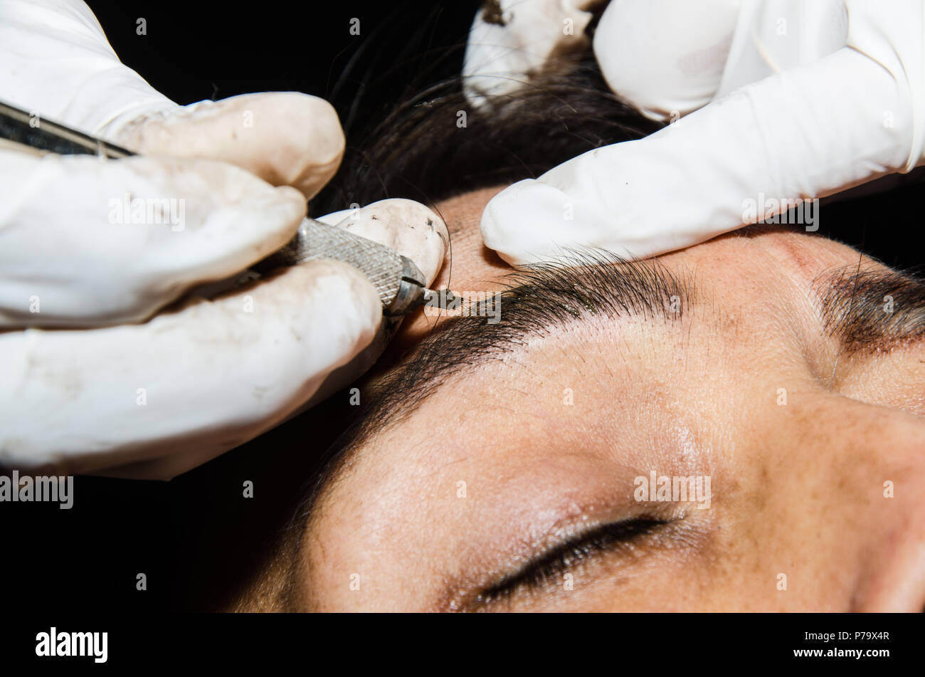 Permanent Make Up Das Tatowieren Von Augenbrauen Kosmetiker Anwendung Dauerhaft Auf Augenbrauen Make Augenbraue Tattoo Stockfotografie Alamy