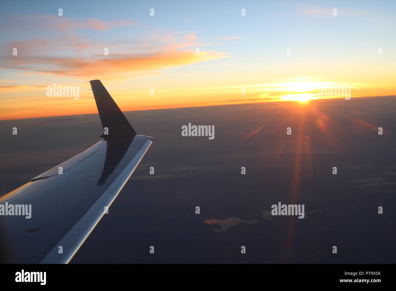 Flügel des Flugzeugs über Kalifornien bei Sonnenaufgang Stockfoto