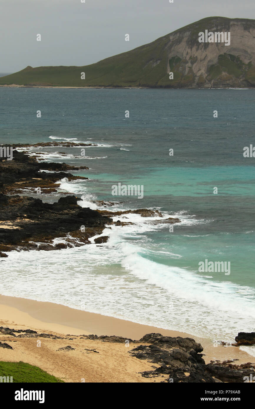 Makapuu Strand Park mit Kaohikaipu Island State Seabird Sanctuary im Hintergrund. Makapuu Strand Park, Insel Oahu, Hawaii, USA. Stockfoto