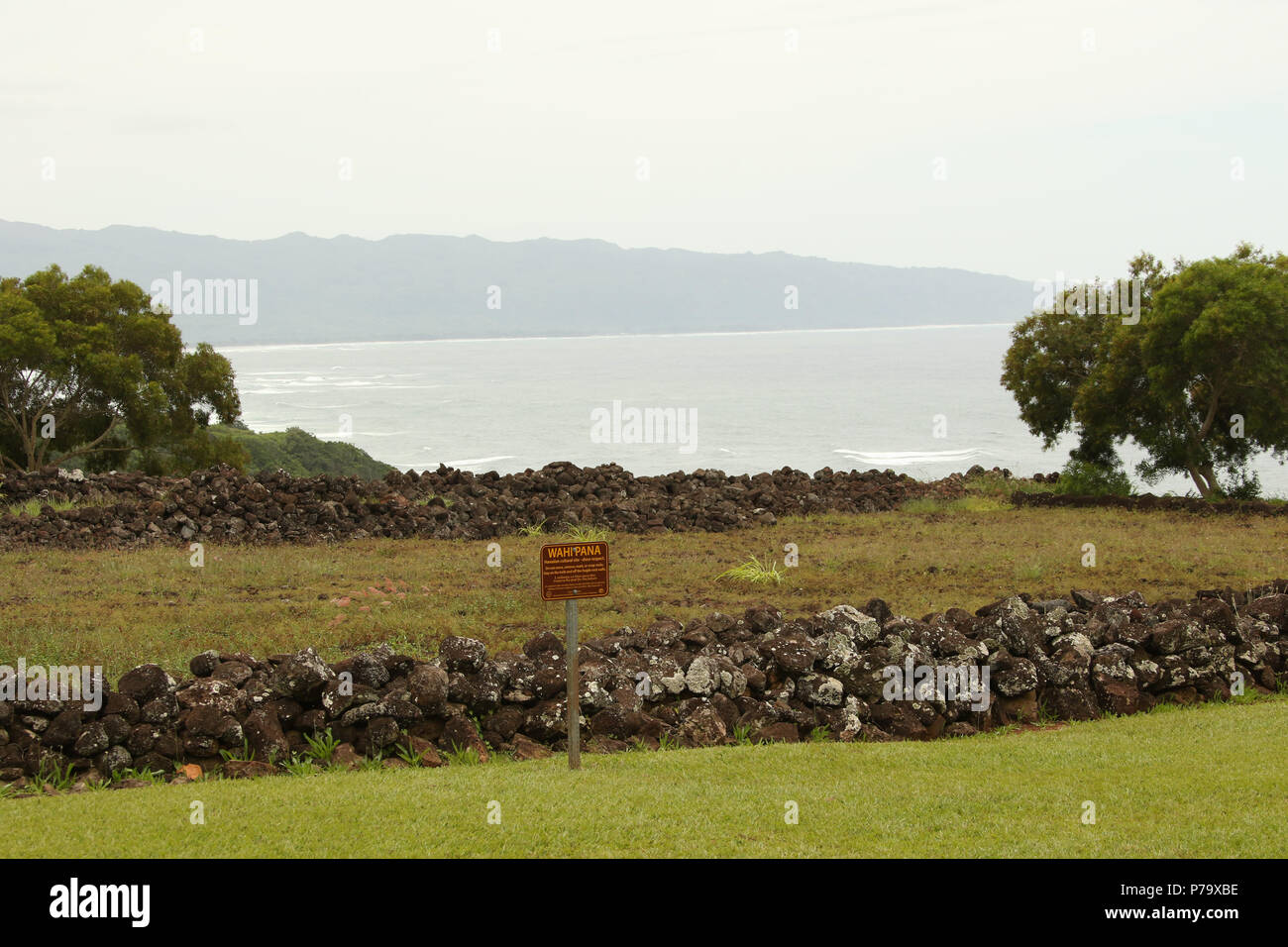 Puu O Mahuka Heiau State Historic Site. Ein heiliger Ort der Götter. Felsen skizzieren die alte Verbindung. Ein Bluff mit Blick auf Waimea Bay und Waimea Vall Stockfoto