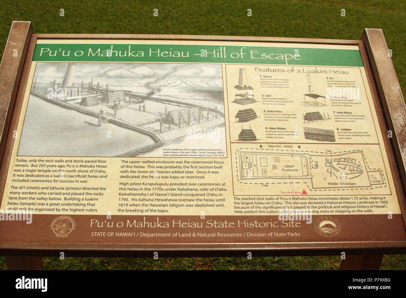 Unterschreiben Sie bei Puu O Mahuka Heiau State Historic Site - Hügel entkommen. Ein heiliger Ort der Götter. Ein Bluff mit Blick auf Waimea Bay und Waimea Valley. Oahu ist Stockfoto