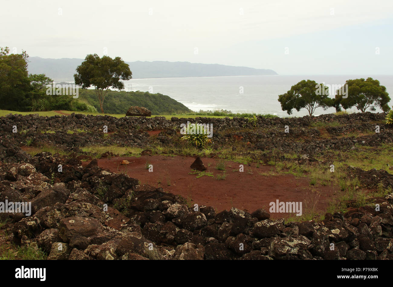 Puu O Mahuka Heiau State Historic Site. Ein heiliger Ort der Götter. Felsen skizzieren die alte Verbindung. Ein Bluff mit Blick auf Waimea Bay und Waimea Vall Stockfoto