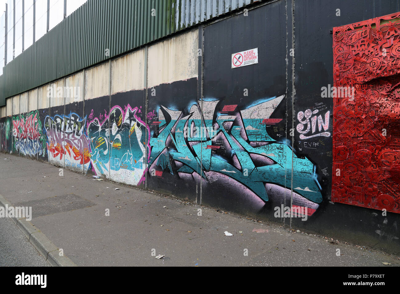 Politische Graffiti Deckt Den Frieden Wand In Belfast Nordirland Die Wande Waren Errichtet Die Republikanischen Und Loyalistischen Populationen Zu Trennen Duri Stockfotografie Alamy