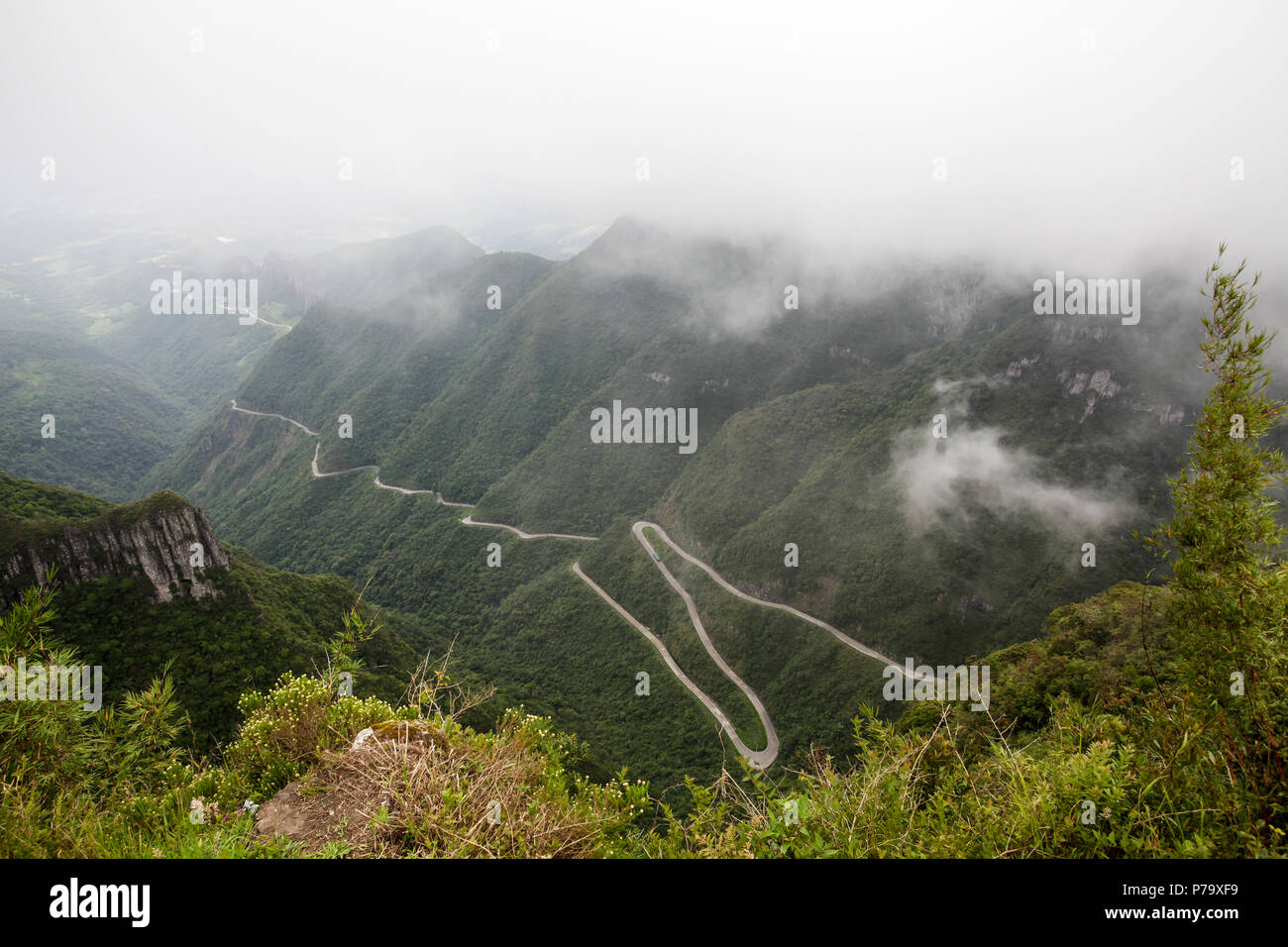 Santa Catarina, Brasilien. Panorama Mountain Road Kurven in einem bewölkten Tag. Stockfoto