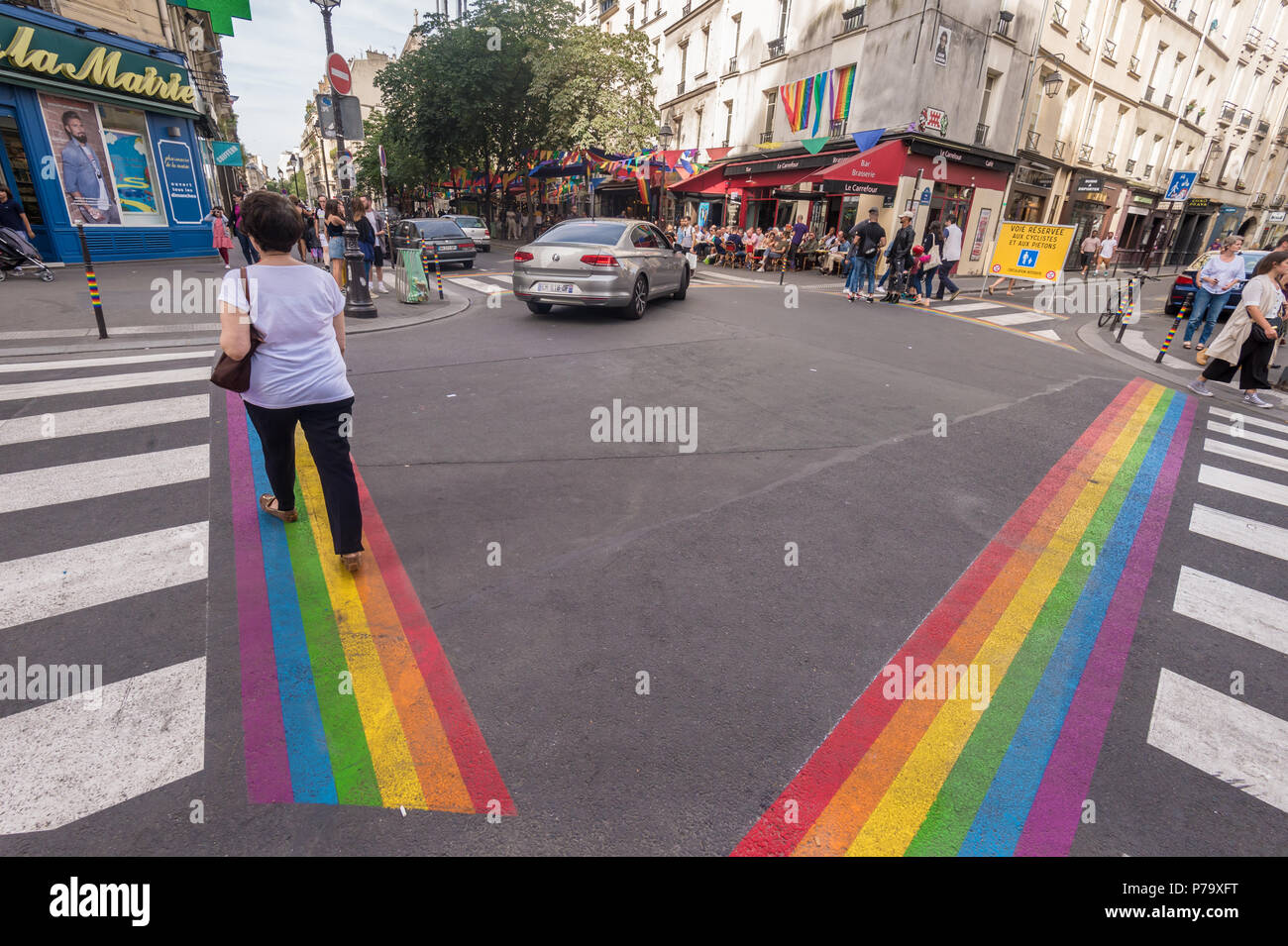 Paris, Frankreich, 24. Juni 2018: Gay Pride flag Fussgängerstreifen in Paris Gay Village (Le Marais) Stockfoto