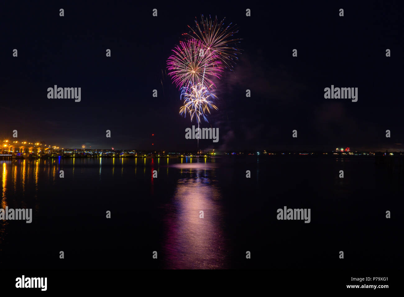 Am 4. Juli Independence Day Feuerwerk in der Innenstadt von Stuart Riverwalk auf dem Wasser 2018 Stockfoto