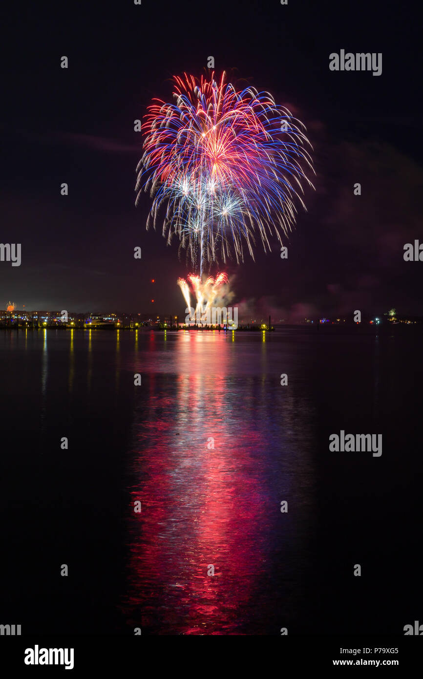 Am 4. Juli Independence Day Feuerwerk in der Innenstadt von Stuart Riverwalk auf dem Wasser 2018 Stockfoto