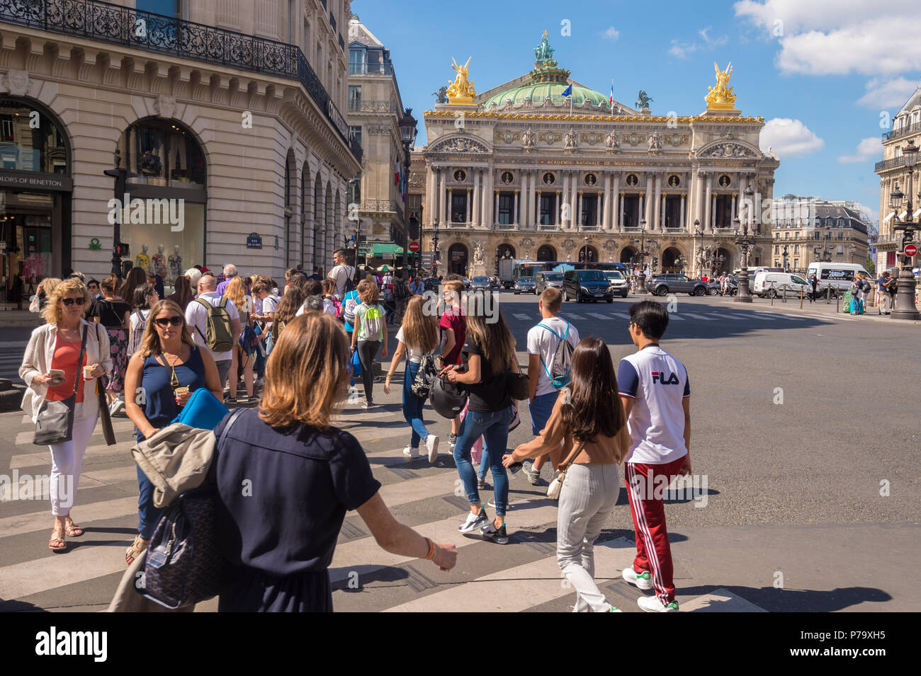 Paris, Frankreich, 25. Juni 2018: Eine Masse von Personen, Rue de la Paix in der Nähe von Paris die Oper Garnier. Stockfoto