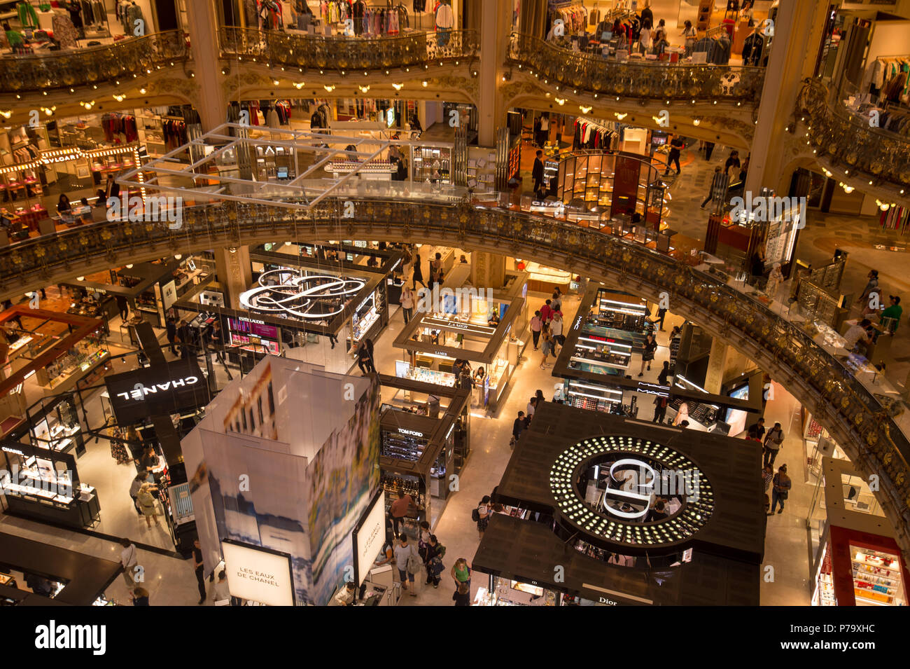 Paris, Frankreich, 25. Juni 2018: Innenansicht des Galeries Lafayette Mall. Stockfoto