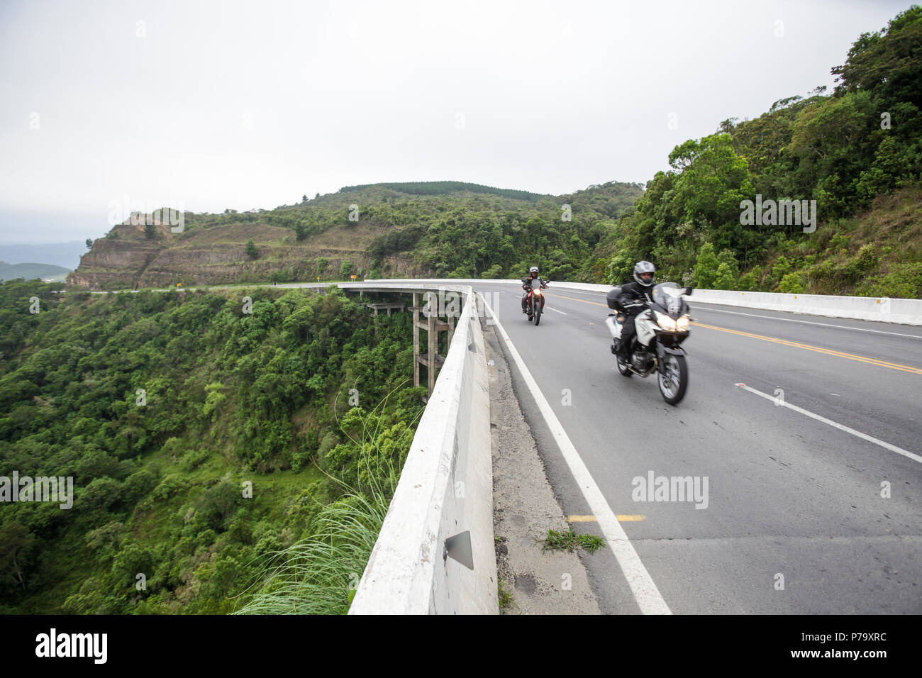 Santa Catarina, Brasilien. Schnelle Motorräder auf der Straße in den Bergen mit schöner Landschaft. Stockfoto