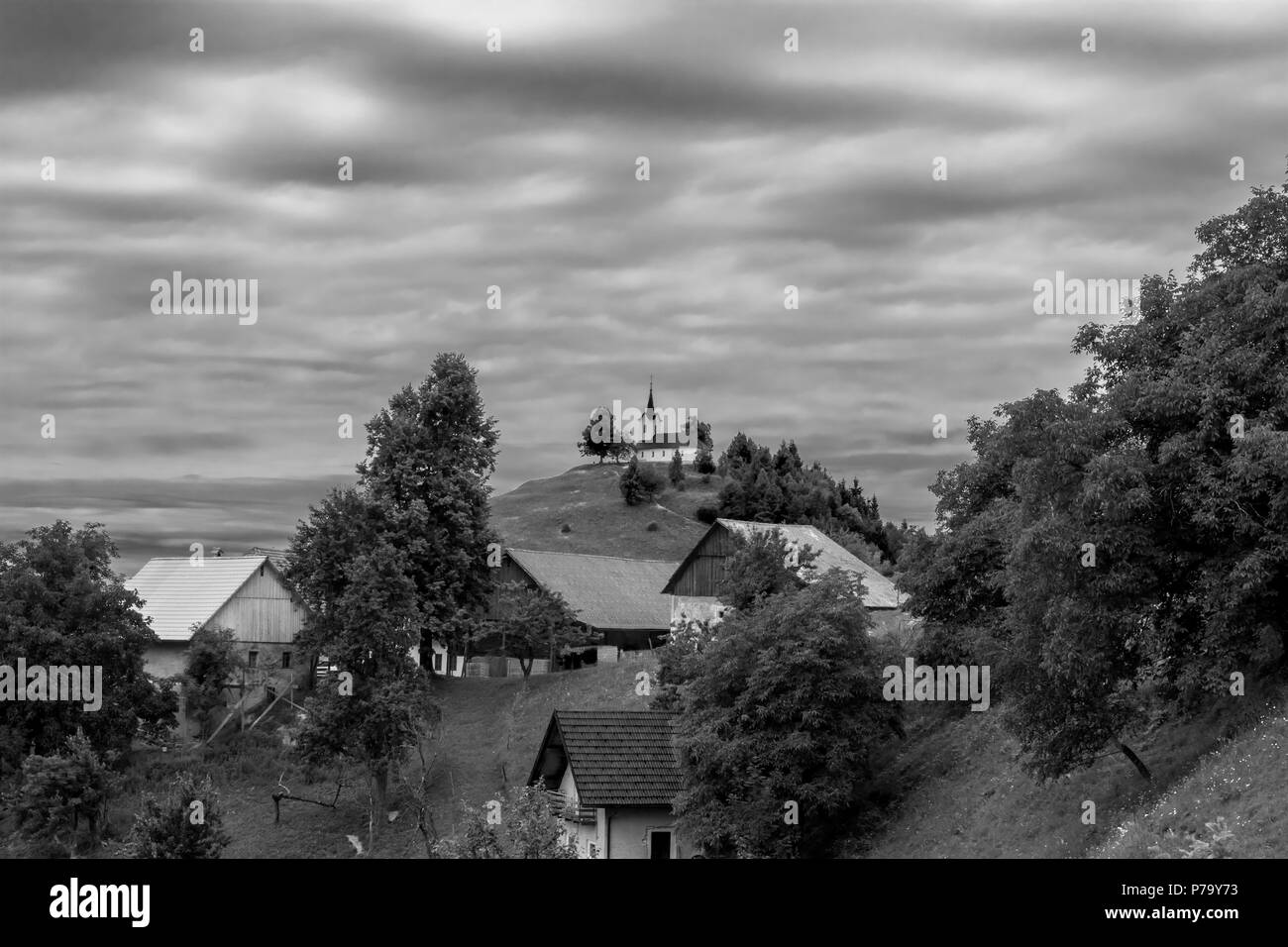 Kirche auf dem Hügel Stockfoto