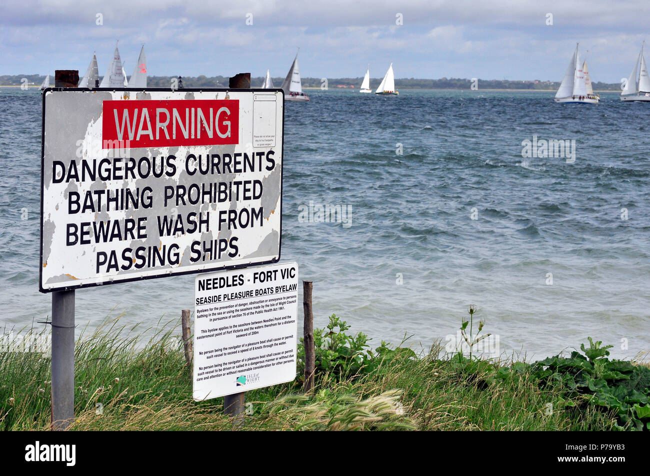 Strand und Küsten Warnung Sicherheit Beschilderung mit Yachten im Hintergrund, während Sie um die Insel Rasse, den Solent, Fort Victoria, Isle of Wight, Großbritannien Stockfoto