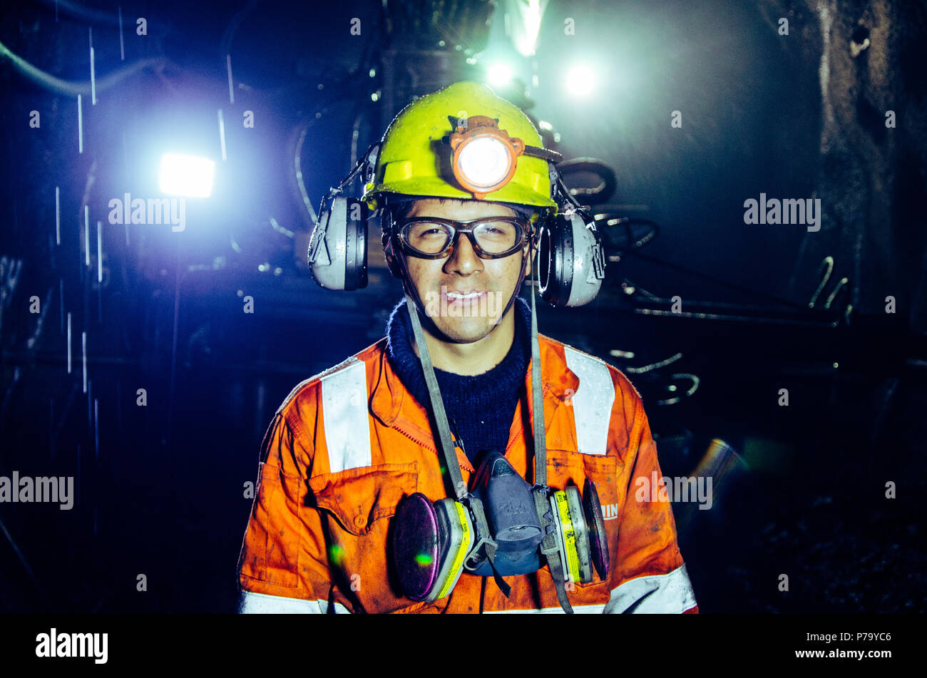 CERRO DE PASCO, PERU - 14. JULI 2017: Eine glückliche Bergmann in einer Mine im Cerro de Paso - Peru Stockfoto
