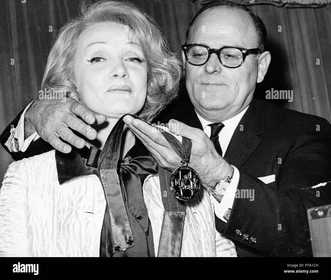 Marlene Dietrich, Generalkonsul von Israel avshalom caspi, Ehrenmedaille des Staates Israel, Los Angeles, 12. Juli 1965 Stockfoto
