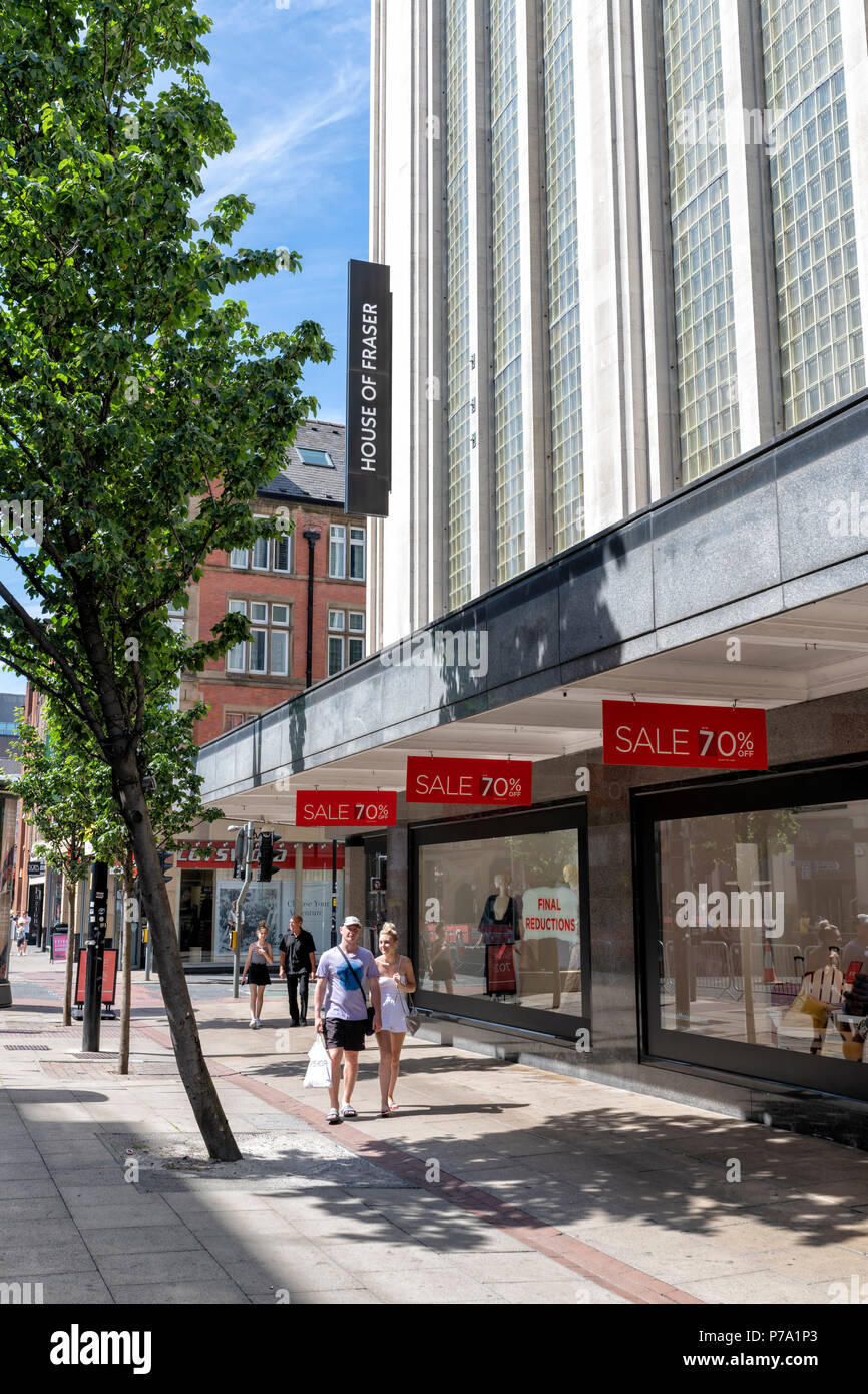 Menschen zu Fuß vorbei an einem House of Fraser Abteilung gespeichert mit Verkauf Zeichen verziert Stockfoto