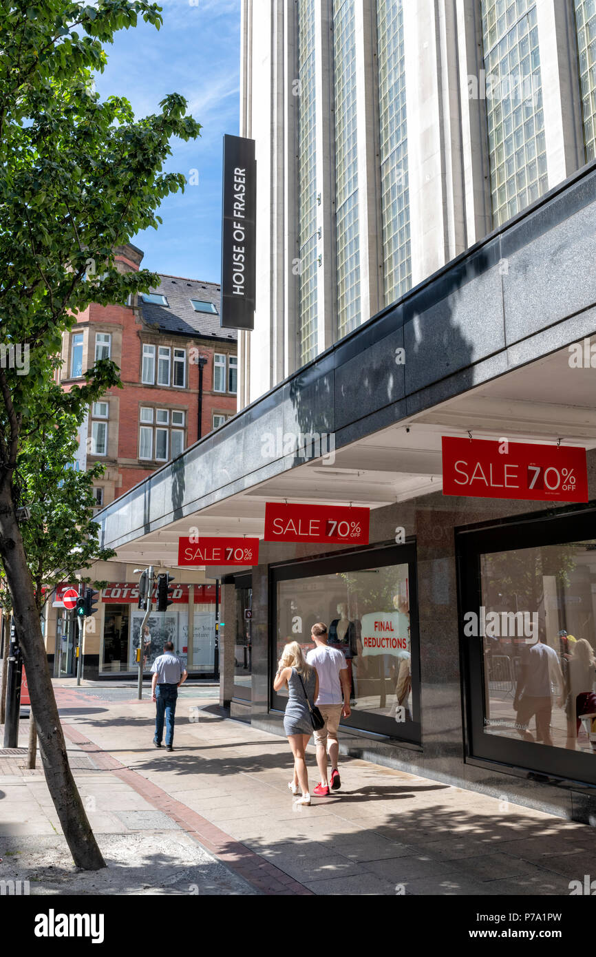 Menschen zu Fuß vorbei an einem House of Fraser Abteilung gespeichert mit Verkauf Zeichen verziert Stockfoto