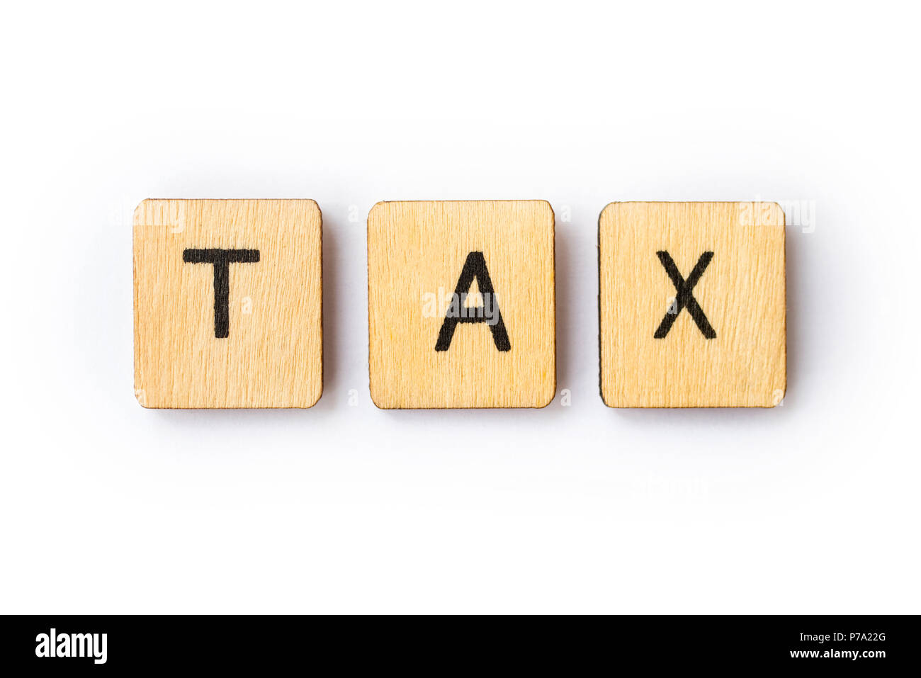 Das Wort Steuer buchstabiert mit hölzernen Buchstabensteine. Stockfoto