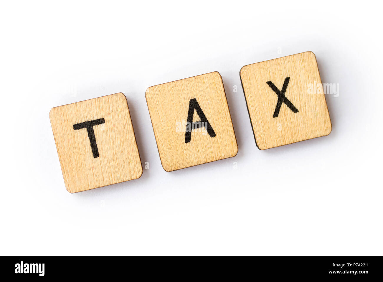 Das Wort Steuer buchstabiert mit hölzernen Buchstabensteine. Stockfoto