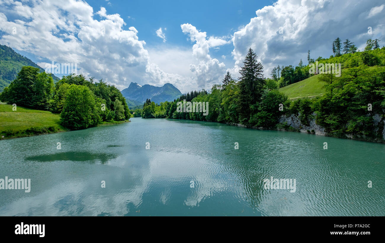 Lac de Lessoc ist ein schöner künstlicher See (Barrage de Lessoc) im Kanton Freiburg, Schweiz Stockfoto