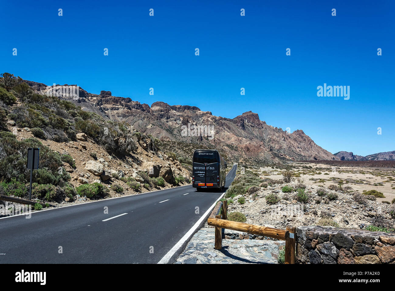 Spanien, Teneriffa - 10. Mai 2018: Der Bus der Firma Transalex entlang der Bergstraße in Bewegung ist Stockfoto