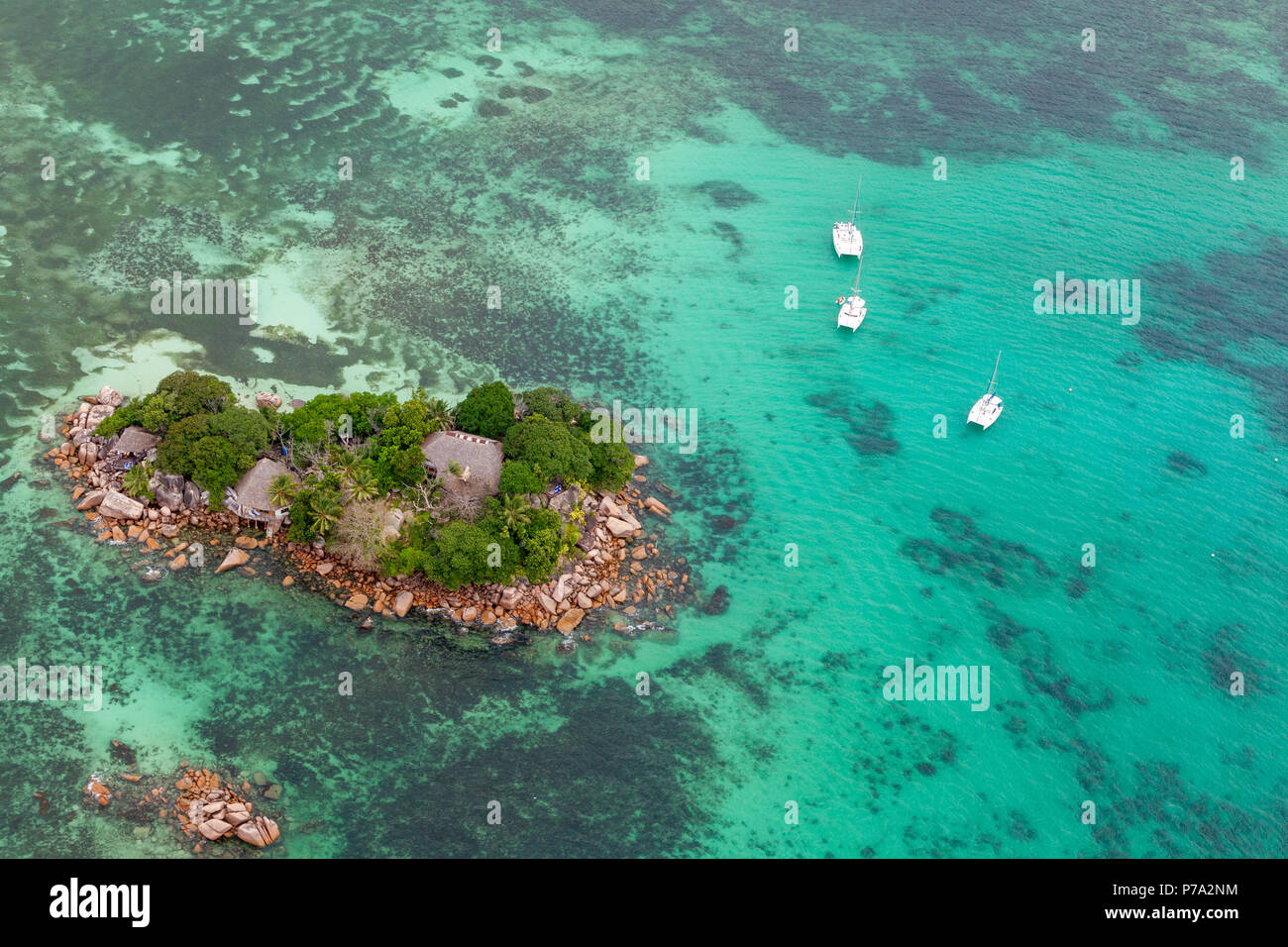 Luftaufnahme von der kleinen Insel Chauve Souris in der Nähe von Praslin, Seychellen im Indischen Ozean. Stockfoto