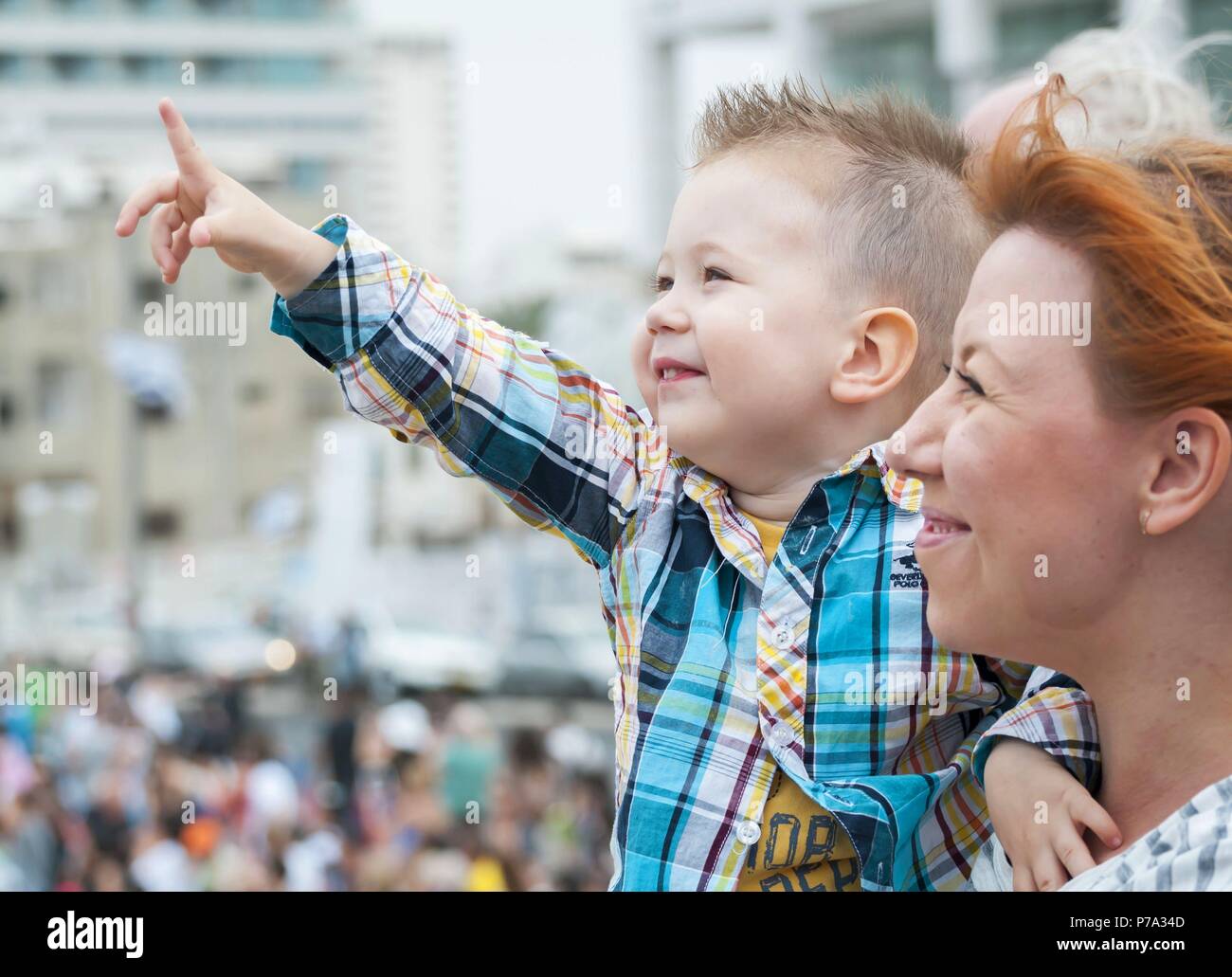 Adorable Kind und seine Mutter gerade die Air Show zu Israels Unabhängigkeitstag in der Promenade von Tel Aviv gewidmet. Yom Ha'Atzmaut stock Bild. Stockfoto