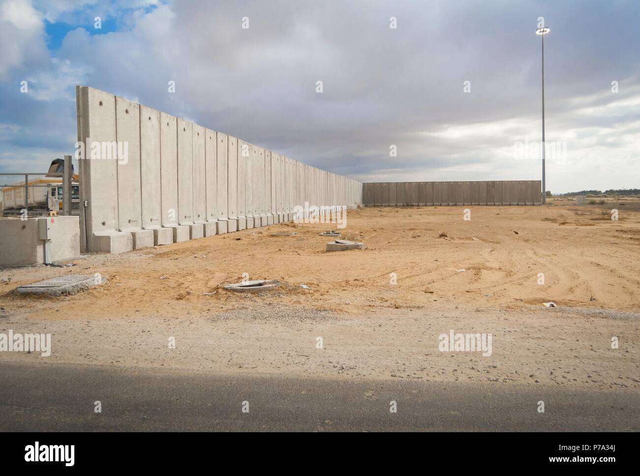 Eine konkrete Sicherheit Mauer am Grenzübergang Kerem Shalom, Gazastreifen. Kerem Shalom, Israel, September 2013. Stockfoto