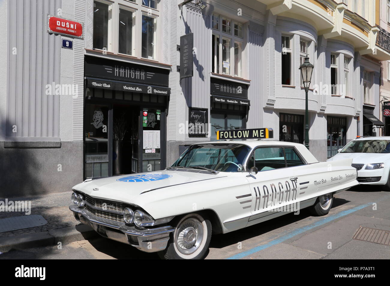 1962 Cadillac Coupe de Ville vor der Hangar Bar, Dušní, Josefov (jüdisches Viertel), Prag, Tschechien (Tschechische Republik), Europa Stockfoto
