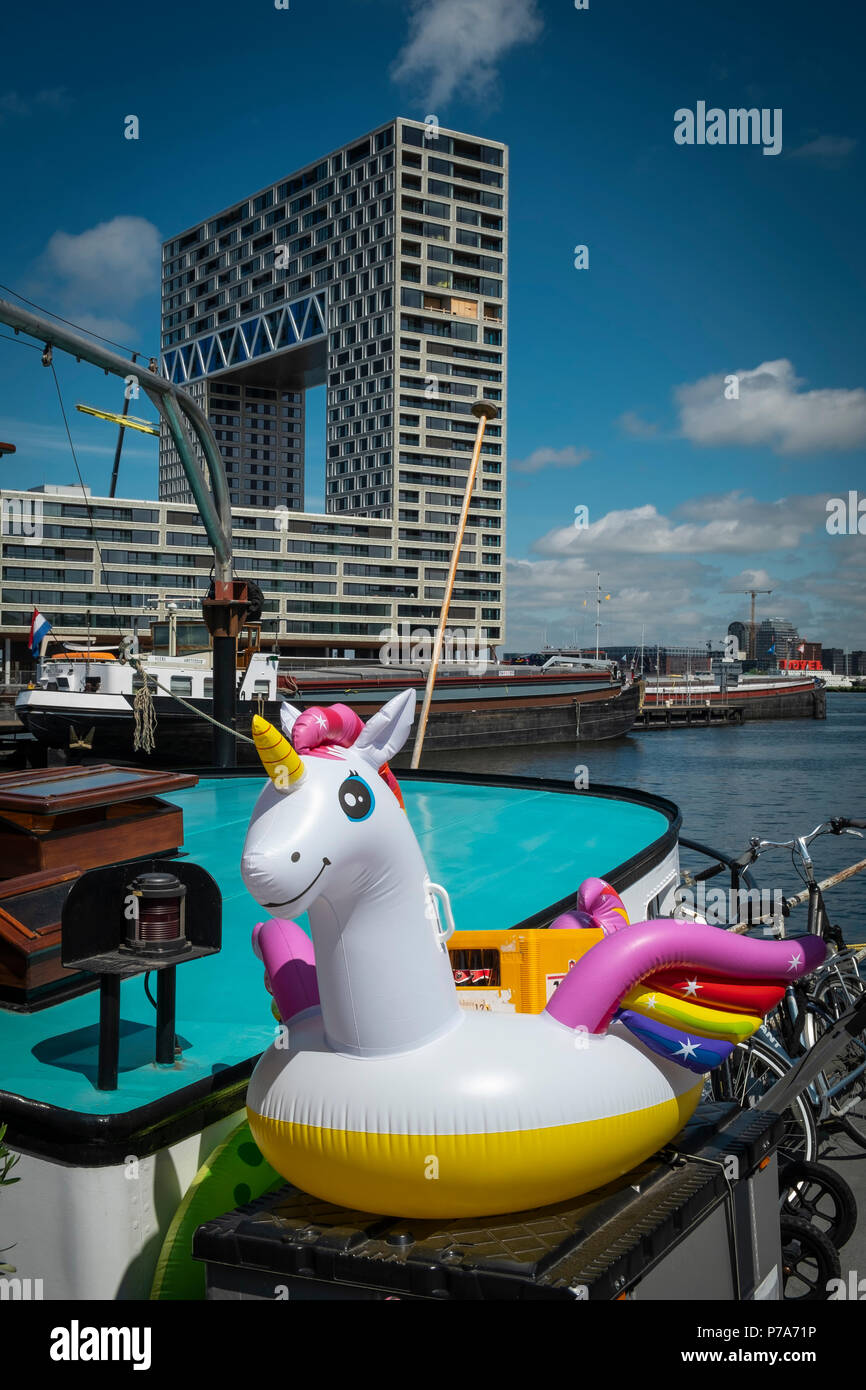 Blow up Kunststoff Einhorn auf einem Hausboot vor dem Pontsteiger Apartmentanlage, Amsterdam gelegen, die Neterlands. Stockfoto
