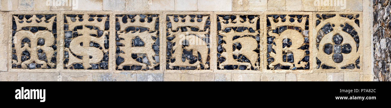 Knapped Feuerstein und Stein Lombardic Buchstabenformen MS AH KR in der Außenwand der Kirche der Heiligen Dreifaltigkeit Blythburgh Suffolk England Stockfoto