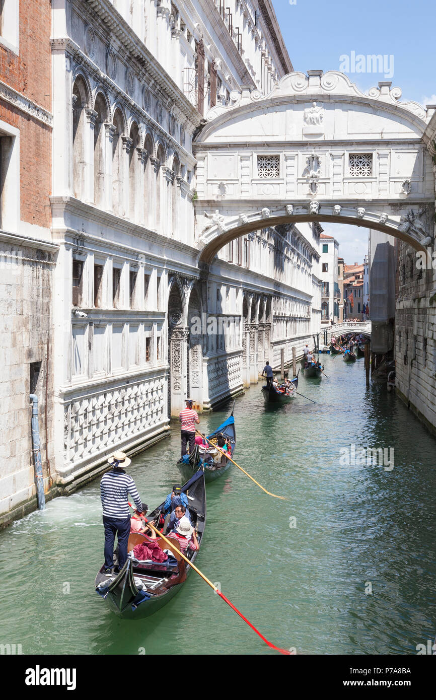 Gondeln mit Touristen rudern unter der Seufzerbrücke (Ponte dei Sospiri), San Marco, Venedig, Venetien, Italien zwischen dem Dogenpalast und venezianischen Stockfoto